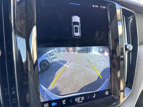 2023 Volvo XC60 B5 Plus Dark Theme