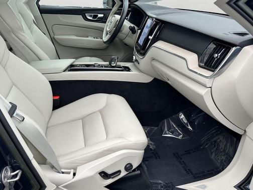 2023 Volvo XC60 B5 Plus Dark Theme