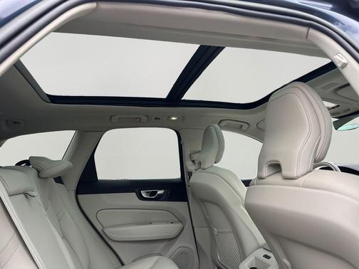 2023 Volvo XC60 B5 Plus Dark Theme