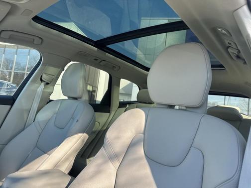 2023 Volvo XC60 B5 Plus Dark Theme