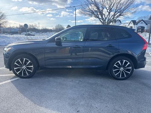 2023 Volvo XC60 B5 Plus Dark Theme