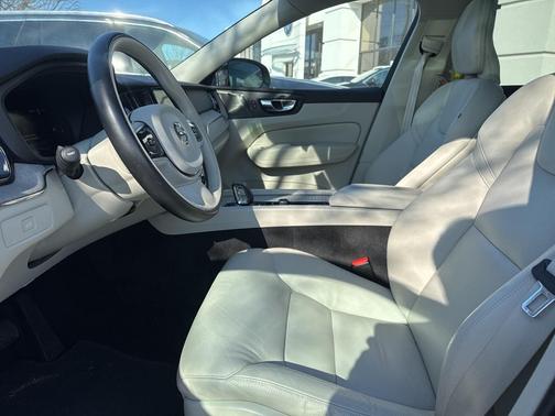 2023 Volvo XC60 B5 Plus Dark Theme