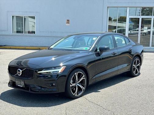 2024 Volvo S60 B5 Plus Dark Theme