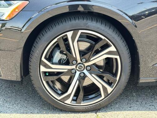 2024 Volvo S60 B5 Plus Dark Theme