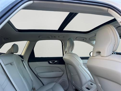 2023 Volvo XC60 Plus Dark Theme