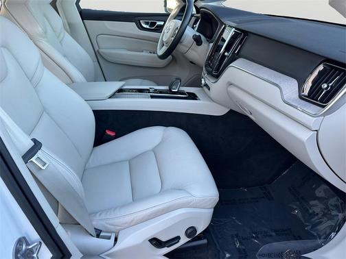 2023 Volvo XC60 Plus Dark Theme