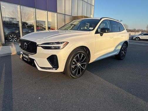 2023 Volvo XC60 Plus Dark Theme