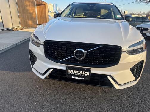 2023 Volvo XC60 Plus Dark Theme