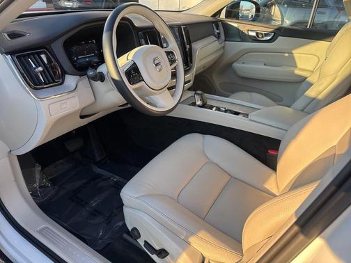 2023 Volvo XC60 Plus Dark Theme