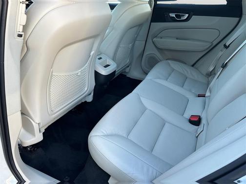 2023 Volvo XC60 Plus Dark Theme