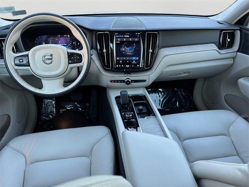 2023 Volvo XC60 Plus Dark Theme