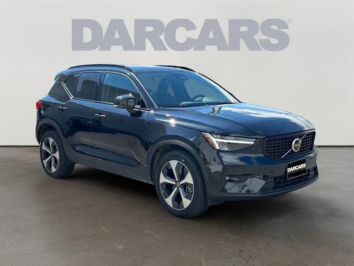 Onyx Black Metallic 2025 Volvo XC40 B5 Plus Dark Theme