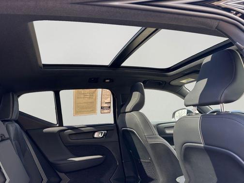 Onyx Black Metallic 2025 Volvo XC40 B5 Plus Dark Theme