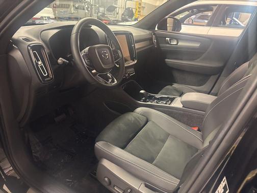 2025 Volvo XC40 B5 Plus Dark Theme