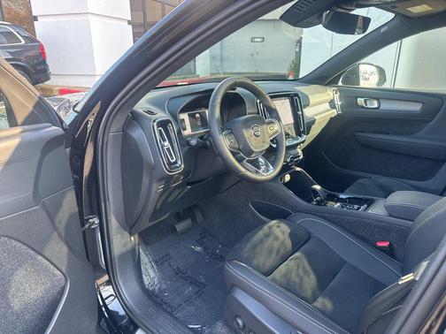 2025 Volvo XC40 B5 Plus Dark Theme