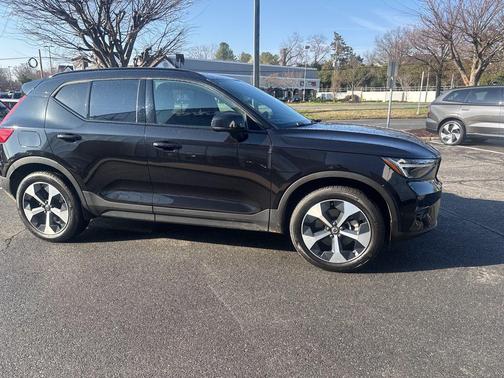 2025 Volvo XC40 B5 Plus Dark Theme