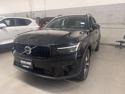 2025 Volvo XC40 B5 Plus Dark Theme