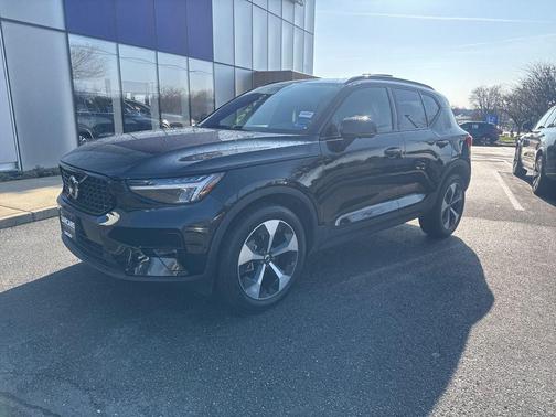 2025 Volvo XC40 B5 Plus Dark Theme