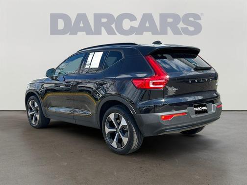 Onyx Black Metallic 2025 Volvo XC40 B5 Plus Dark Theme