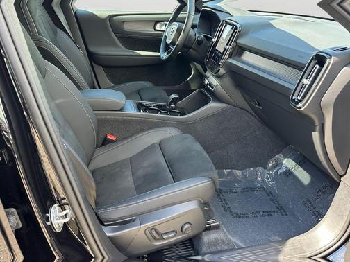 Onyx Black Metallic 2025 Volvo XC40 B5 Plus Dark Theme