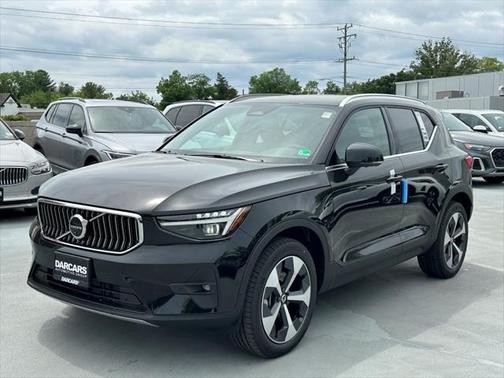 2025 Volvo XC40 B5 Plus Bright Theme