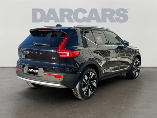 2025 Volvo XC40 B5 Ultra Bright Theme