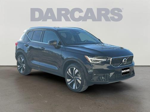 2025 Volvo XC40 B5 Ultra Bright Theme