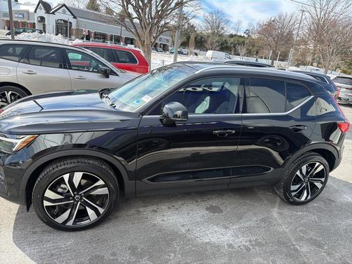 2025 Volvo XC40 B5 Ultra Bright Theme