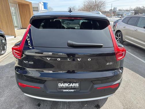 2025 Volvo XC40 B5 Ultra Bright Theme