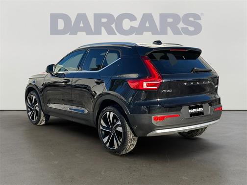 2025 Volvo XC40 B5 Ultra Bright Theme