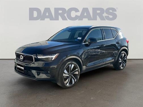 2025 Volvo XC40 B5 Ultra Bright Theme