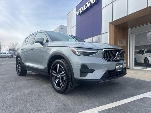 2025 Volvo XC40 B5 Core Bright Theme