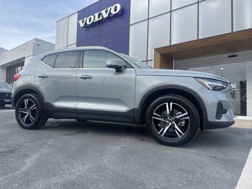 2025 Volvo XC40 B5 Core Bright Theme