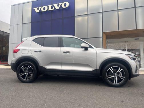2025 Volvo XC40 B5 Core Bright Theme