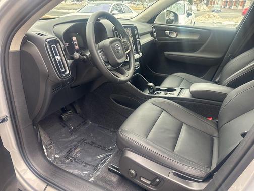 2025 Volvo XC40 B5 Core Bright Theme