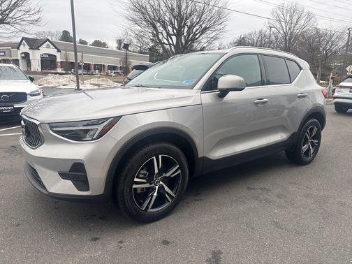 2025 Volvo XC40 B5 Core Bright Theme