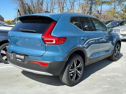 2025 Volvo XC40 B5 Core Bright Theme