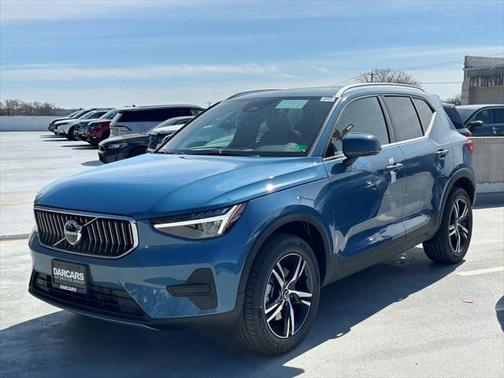 2025 Volvo XC40 B5 Core Bright Theme