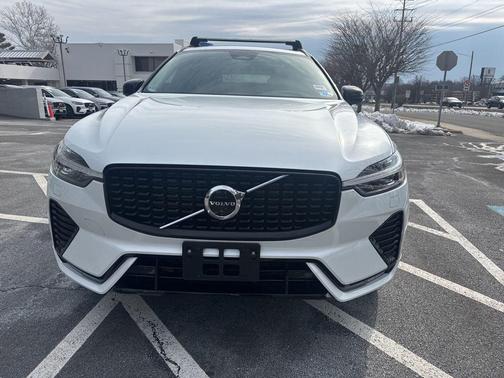 2023 Volvo XC60 B5 Plus Dark Theme