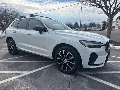 2023 Volvo XC60 B5 Plus Dark Theme