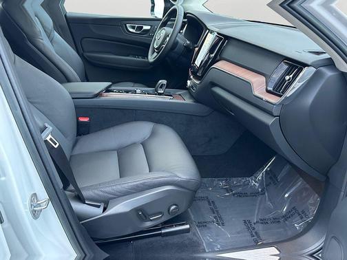 2023 Volvo XC60 B5 Plus Dark Theme