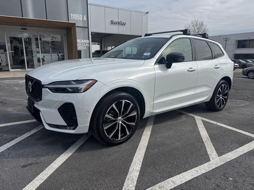 2023 Volvo XC60 B5 Plus Dark Theme