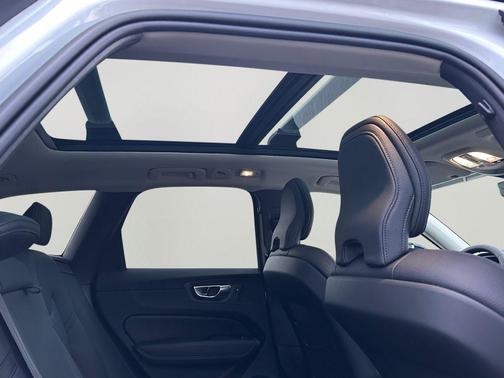 2023 Volvo XC60 B5 Plus Dark Theme