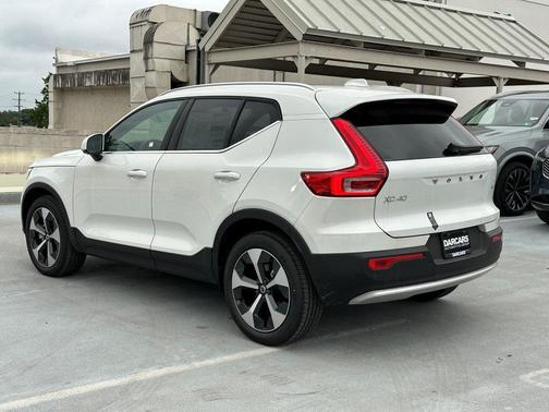 2025 Volvo XC40 B5 Core Bright Theme