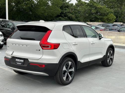 2025 Volvo XC40 B5 Core Bright Theme