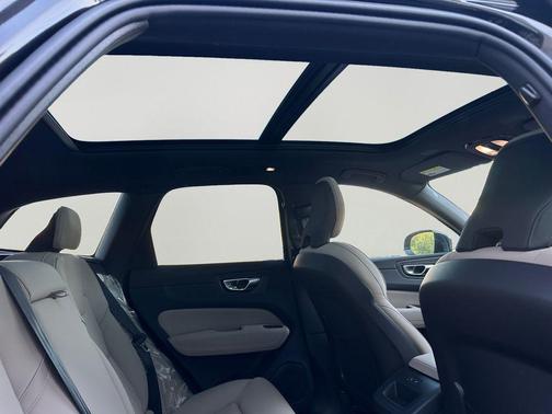 Onyx Black Metallic 2026 Volvo XC60 B5 Plus