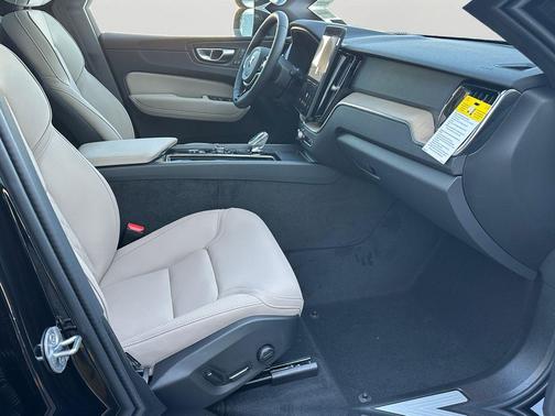 Onyx Black Metallic 2026 Volvo XC60 B5 Plus