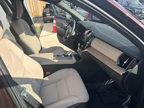 2025 Volvo XC90 Plug-In Hybrid T8 Core 7-Seater