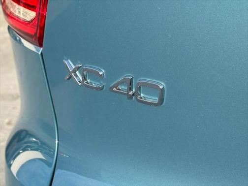 2025 Volvo XC40 B5 Ultra Bright Theme
