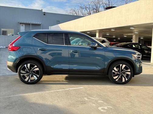 2025 Volvo XC40 B5 Ultra Bright Theme